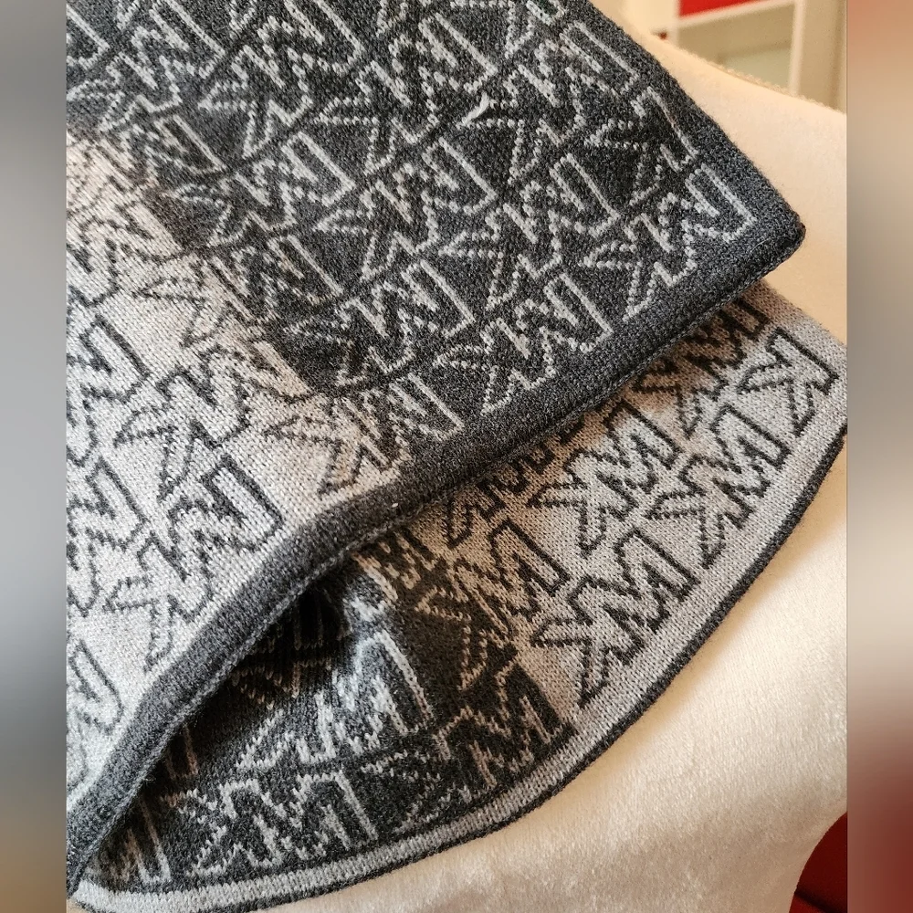EUC Michael Kors‎ gray and white scarf